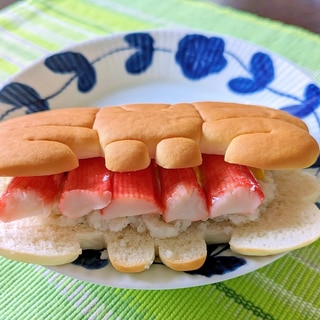 ポテトサラダとカニカマのサンドイッチ